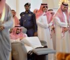 بالصور.. الأمير بندر بن عبدالعزيز يتقدم المصلين على جنازة الشيخ مهنا أبا الخيل