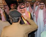 بالصور.. نائب خادم الحرمين يصل إلى عسير لتقديم العزاء لذوي شهداء الواجب