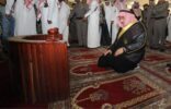بالفيديو والصور.. محمد بن نايف أول مصلٍّ بمسجد طوارئ عسير بعد حادثة التفجير