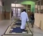 بالفيديو.. رجل يضرب مصاباً بـ “متلازمة داون” ضرباً مبرحاً داخل مسجد