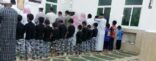 بالصورة.. أطفال يرتدون زي قوات الطوارئ داخل مسجد تضامناً مع “شهداء عسير”