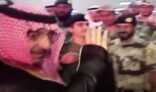 بالفيديو.. محمد بن نايف في وداع منسوبي قوات الطوارئ بعسير: “في أمان الله يا أسود”