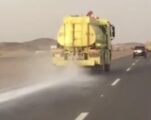 بالفيديو.. مركبة تابعة للدفاع المدني تتخلص من حمولة مياه على “طريق عام”