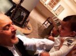 السفير نقلي ينشر صورة حانية للفيصل مع أحد أحفاده.. ويروي موقفاً يرصد تعامله معهم