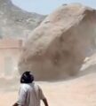 نجاة عائلة من صخرة متدحرجة