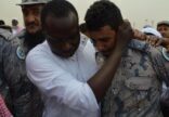 صورة مؤثرة لجندي بحرس الحدود لحظة دفن زميله الشهيد الكعبي