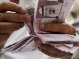 كاتب اقتصادي: اقتراح خفض الرواتب هدفه صرف النظر عن رفعها.. وانتظروا الأسوأ خلال أشهر