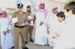 بالصور.. “مرور” و”تعليم” الرياض تستقبلان قائدي السيارات والطلاب على الطرقات بالورود