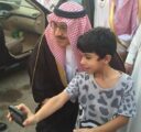 أمير الحدود الشمالية ينحني تلبيةً لرغبة طفل بالتقاط “سيلفي” معه
