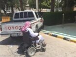 بالصور.. المرور يخالف ويسحب مركبة سدت مدخلًا للمعاقين في مستشفى حوطة بني تميم