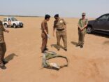 بالصور.. بقايا الصاروخ البالستي للحوثيين الذي أسقطته القوات السعودية
