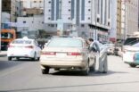 مواطن يضطر للعمل “كداداً” لمواصلة دراسة “الدكتوراه” بعدما رفضت وزارة التعليم إيفاده