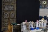 بالصور.. “شؤون الحرمين” ترفع ثوب الكعبة المشرفة 3 أمتار استعداداً لموسم الحج