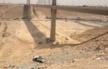 إنقاذ ثمانيني هوت مركبته من أعلى وادي لبن بالرياض (صور)