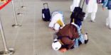 بالصور.. حجاج يسجدون على أرض مطار المدينة فرحاً وشكراً لله بوصولهم