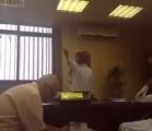 بالفيديو.. مسؤول بأمانة الطائف يطرد مراجعاً من مكتبه.. مُردداً: “بلا مواطن بلا همّ”