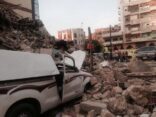 بالصور.. انهيار مبنى تاريخي بجدة يصرع شخصاً ويصيب آخر ويحطم 4 سيارات