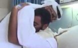 مقطع مؤثر لجندي إماراتي مصاب خلال زيارة محمد بن زايد له بالمستشفى