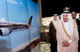 بالصور.. خادم الحرمين يطلع لدى وصوله إلى جدة على نموذج طائرات “معالم المملكة”