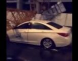 بالفيديو.. سقوط رافعة أخرى خارج نطاق الحرم المكي متسببةً بتلفيات وأضرار