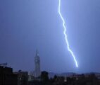 باحث فلكي يوثّق بكاميرته مراحل صاعقة عنيفة ضربت برجاً للاتصالات قرب الحرم المكي (صور)