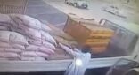 بالفيديو.. شاب يسرق 7 أكياس أرز من مطعم شهير بالرياض في أقل من دقيقة