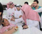 صورة للسديس وهو يطعم بيديه أحد مصابي حادثة الحرم تحظى بإعجاب المغردين