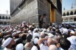 تحذيرات صحية من تقبيل الحجر الأسود وملامسة مقام إبراهيم