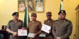 إنقاذ عائلة علقت سيارتها بمنطقة صحراوية في الجوف