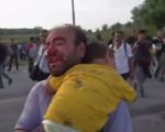 بالفيديو.. صدامات عنيفة بين اللاجئين وشرطة المجر