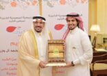 بالصور.. أمير القصيم يكرم شابًا لتبرعه بجزء من كبده لابنة مرابط على الحد الجنوبي