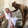 صور تبرز إنسانية رجل أمن في تعامله مع حاج مسن.. الأكثر تداولاً