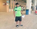 مشجع أهلاوي يثير إعجاب الجماهير بسبب “عكازه”( صورة )