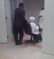 بالفيديو.. موظفون ينقلون الحجاج بكراسي مكتبية بدلا من العربات المجهزة للمسنين والمرضى‎‏