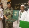 قائد قوات الطوارئ يزور والد الشهيد البنجلاديشي – صورة