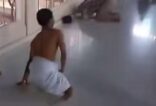 بالفيديو.. مقطع مؤثر لحاجّ مبتور الرجلين يطوف مستعينا بإحدى يديه