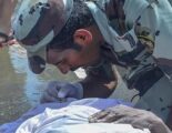 أحد منسوبي قوات الطوارئ يلقن حاجاً آسيوياً سقط في تدافع “منى”الشهادة (صور)