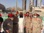 ​تصوير​ “سيلفي” للشيخ “الكلباني”​​ مع رجال الأمن بالمسجد الحرام