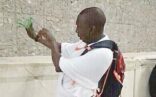 صورة حاج يرمي الجمرات بـ “نبلة” تستفز رواد مواقع التواصل