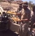 بالفيديو.. ضابط سعودي يعايد زملاءه بحلوى العيد ويُهدي الحوثيين حلوى من نوع آخر