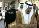 بالفيديو.. خادم الحرمين يؤدي صلاة الميت على الأمير نواف بن عبدالعزيز