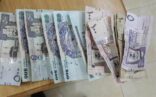طالب بـ”الأول” الابتدائي يخرج من حقيبته المدرسية 4 آلاف ريال في “بحرة”