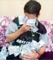 بالصور.. شاب يمسح وجهه بآلاف الريالات.. ومطالبات بضبطه
