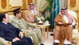 سمو ولي العهد يستقبل قائد الجيش الباكستاني