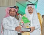 أمير الرياض يكرم الزميل عبد الملك سرور مؤسس حساب طرق الرياض