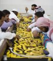 30 شاب سعودي يعملون على اكبر ماكينة في العالم لتطريز كسوة الكعبة