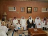د.الحقباني يفاجئ أحد أيتام جدة بحضور حفل خطوبته