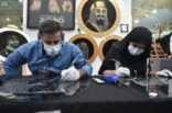 زوجان سعوديان ينقشان على الزجاج في حكايا مسك