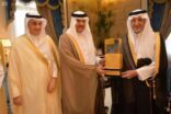 أمير مكة يتسلم جائزة سلطان بن سلمان للتراث العمراني