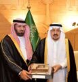 أمير الرياض يكرّم الشيخ عبدالله بن مجدوع القرني